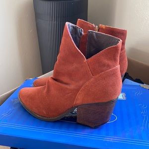 NWOT Never been worn Society Amuse x Matisse ankle booties 7 1/2
